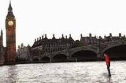 فيديو لساحر بريطاني يحاول السير على المياه