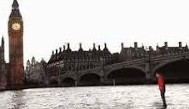 فيديو لساحر بريطاني يحاول السير على المياه