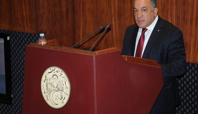 أحمد خاوة يعرض ثلاث مشاريع القوانين