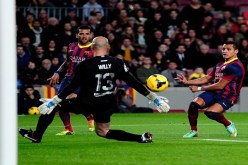 رشلونة يسحق ملقا بثلاثية ويتقاسم صدارة الليغا مع أتلتيكو مدريد