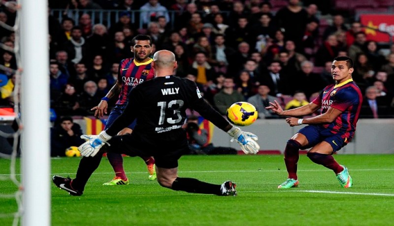 رشلونة يسحق ملقا بثلاثية ويتقاسم صدارة الليغا مع أتلتيكو مدريد