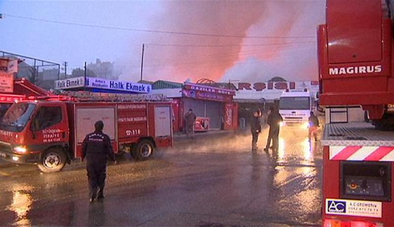 بالفيديو حريق هائل في السوق الشعبي العثماني بأنقرة