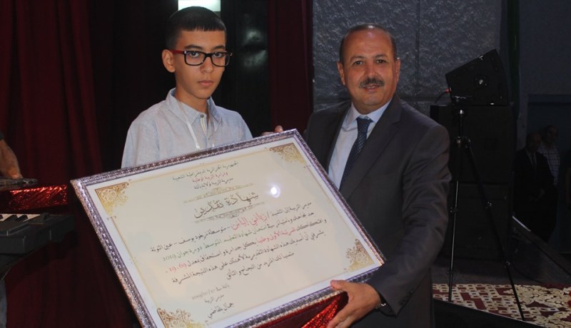 والي باتنة يكرم التلاميذ المتفوقين في الأطوار التعليمية الثلاث