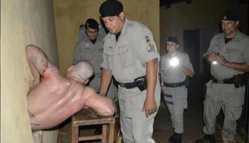 بطن سجين تمنعه من الهرب