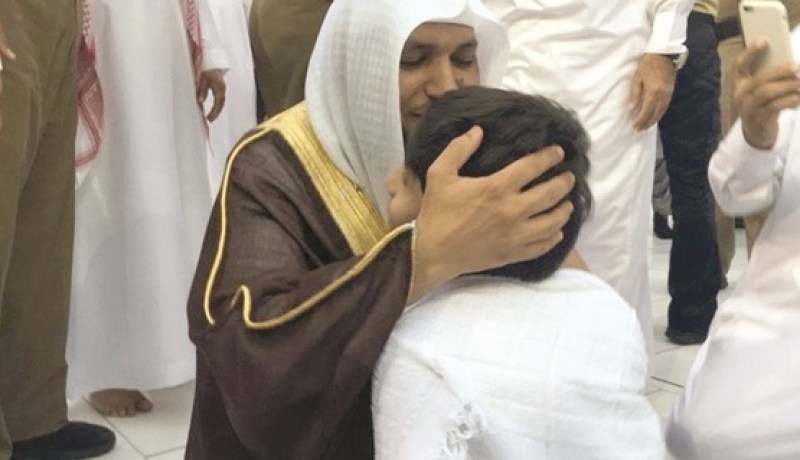 بالفيديو.. شاب بدون رجلين يطوف حول الكعبة يشعل مواقع التّواصل الإجتماعي