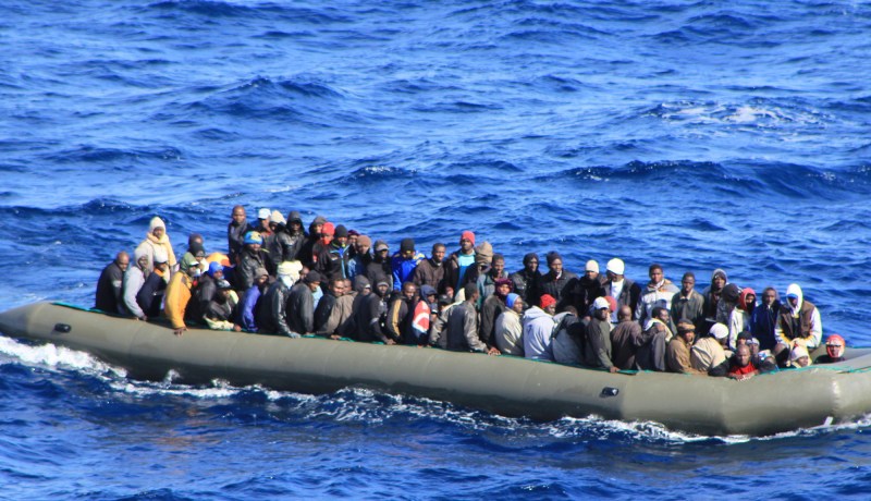 فقدان أكثر من 100 مهاجرا بعد غرق قاربهم بالمتوسط