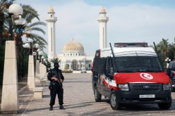 الأمن التونسي يفرق “متشددين” بالغاز المسيل للدموع أمام مسجد بالعاصمة
