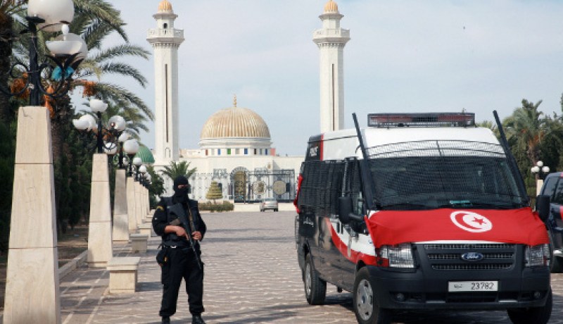 الأمن التونسي يفرق “متشددين” بالغاز المسيل للدموع أمام مسجد بالعاصمة