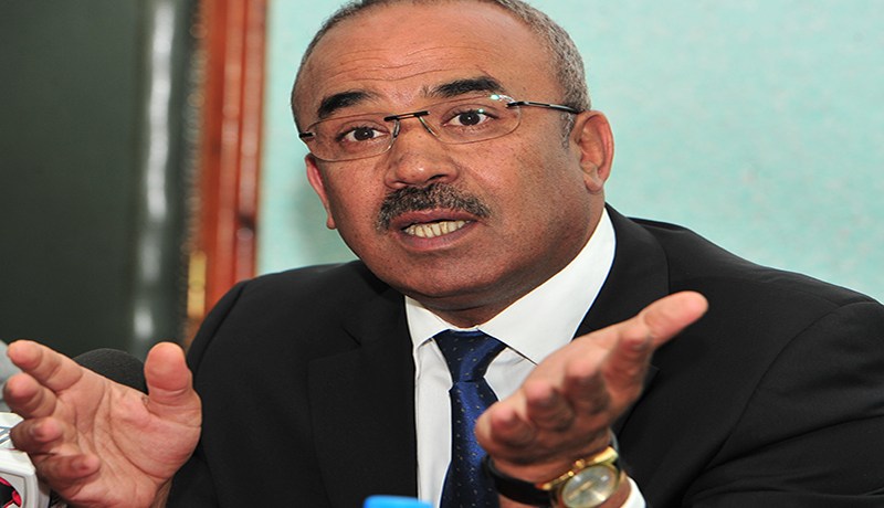 بدوي يفريها مع البيومتري في البلديات