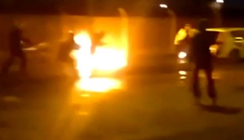 شباب يهاجمون الشرطة البريطانية بقنابل حارقة