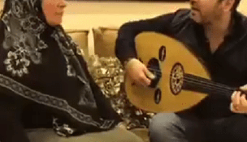 بالفيديو .. وائل جسّار يغنّى لوالدته.. وهي تردّ عليه بدموعها