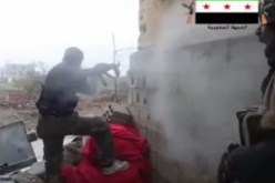 بالفيديو إصابة مسلح بطلقة غريبة خلال معارك جنوب سوريا