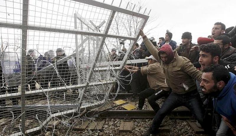 بالفيديو.. مواجهات بين الشرطة المقدونية واللاجئين