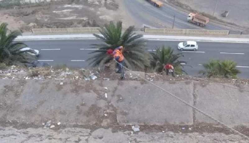 بالصور .. عمال النظافة يخاطرون بحياتهم من أجل تنقية واجهة البحر في وهران