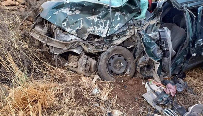 بالصور.. قتيل وجريحان في اصطدام سيارة بشاحنة في جليدة بعين الدفلى