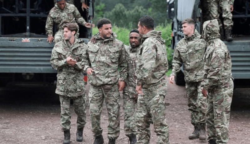 بالصور.. المنتخب الإنجليزي يتدرب مع قوات “المارينز”