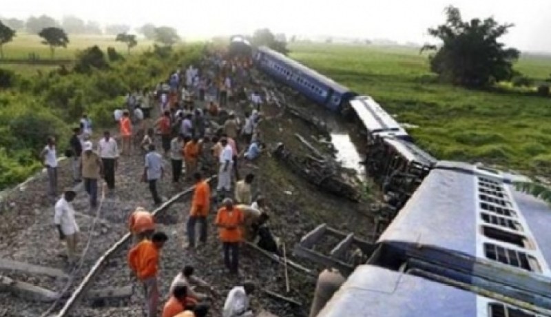 مقتل 13 شخصا في حادث قطار بباكستان