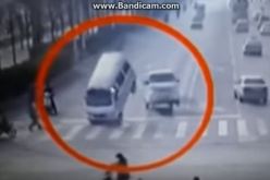 بالفيديو لغز حادث المرور الذي أثار حيرة الملايين