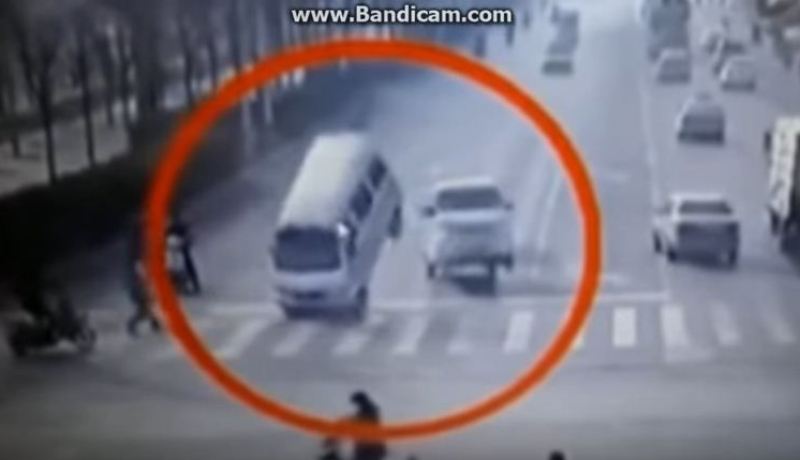 بالفيديو لغز حادث المرور الذي أثار حيرة الملايين