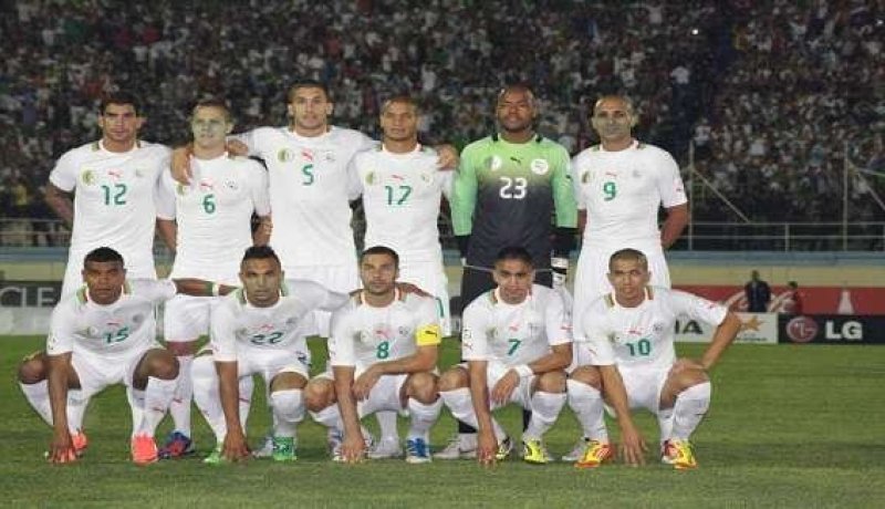 الافناك بالزي الابيض ضد ليبيا