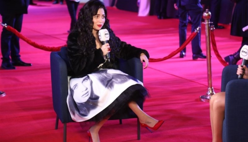 بالصور.. مي عز الدين تفاجئ جمهورها بارتداء فستان عليه صور زبيدة ثروت