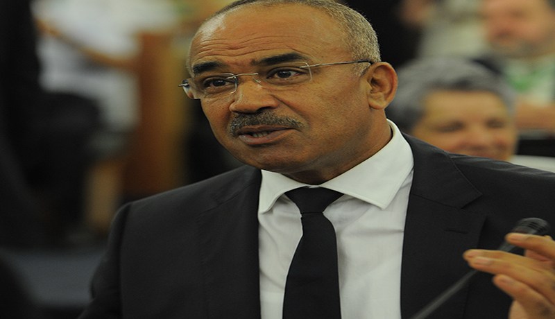 بدوي غاضب من إطاراته بسبب شكاوي المواطنين