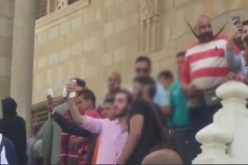 السيلفي يصنع الحدث في جنازة الممثل سيد زيان