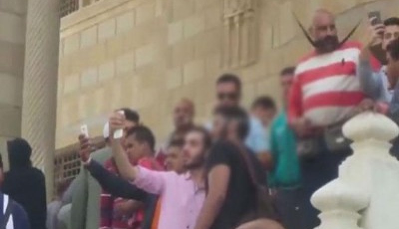 السيلفي يصنع الحدث في جنازة الممثل سيد زيان