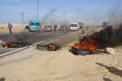 بدو سيناء يقطعون الطريق الدولى للمطالبة بالافراج عن السجناء في مصر