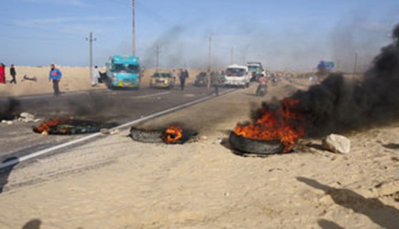 بدو سيناء يقطعون الطريق الدولى للمطالبة بالافراج عن السجناء في مصر