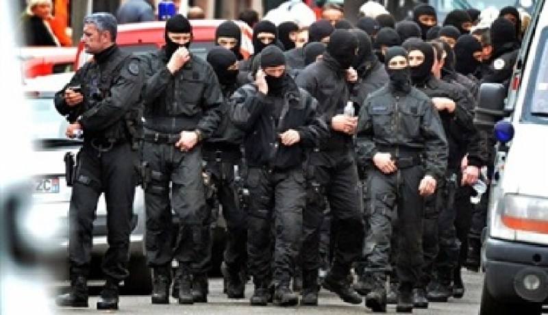 قوات الأمن الفرنسي تبدأ الهجوم على الخاطفين شمال شرق باريس