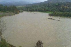 صور فيضان وادي الصومام ببجاية وانهيار جزء من الطريق