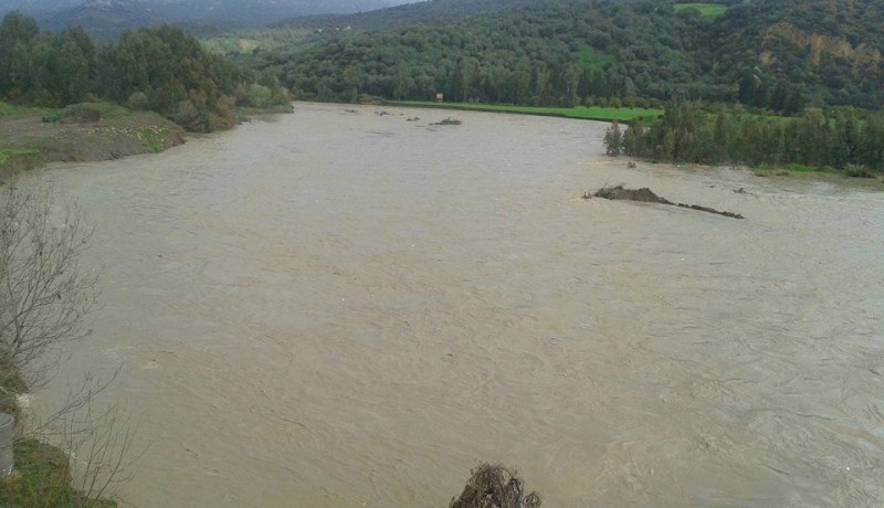 صور فيضان وادي الصومام ببجاية وانهيار جزء من الطريق
