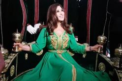 نجوى كرم تزفّ عروسا بالقفطان المغربي والعمارية في المغرب