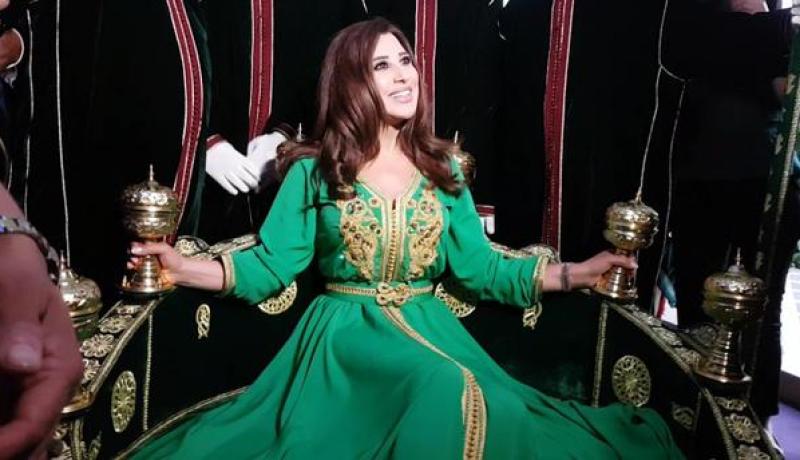 نجوى كرم تزفّ عروسا بالقفطان المغربي والعمارية في المغرب