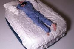 النوم على البطن يسبب الموت المفاجئ