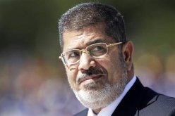 وصول الرئيس المصري المعزول محمد مرسي إلى مقر محاكمته في قضية اقتحام السجون