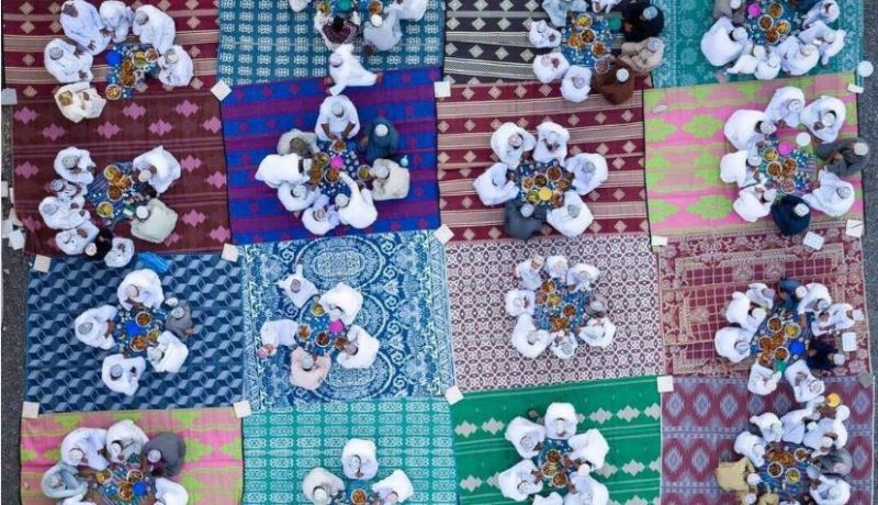 صورة لموائد افطار عُمانية تشعل مواقع التواصل