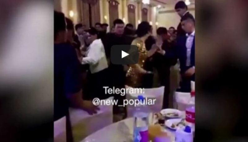 بالفيديو والصور.. إمرأة تحول حفل زفاف إلى شجار بالسكاكين