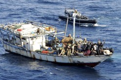 البحرية البريطانية توقف 13 قرصانا صوماليا