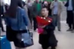 فيديو لشاب صيني يطلب الزواج من صينية في مطار هوري بومدين الدولي