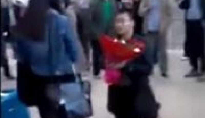 فيديو لشاب صيني يطلب الزواج من صينية في مطار هوري بومدين الدولي