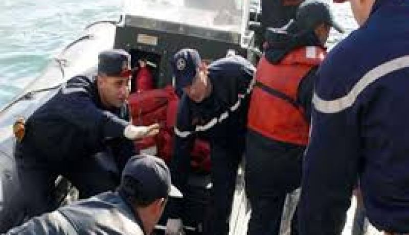 غرق قارب على متنه 6 بحارة والبحرية تنقذهم بمستغانم