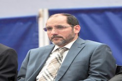 مقري يرفع المصاحف فوق السيوف