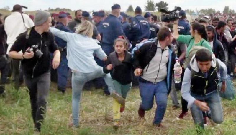 حكم ببراءة المصورة التي ركلت مهاجرين على الحدود المجرية