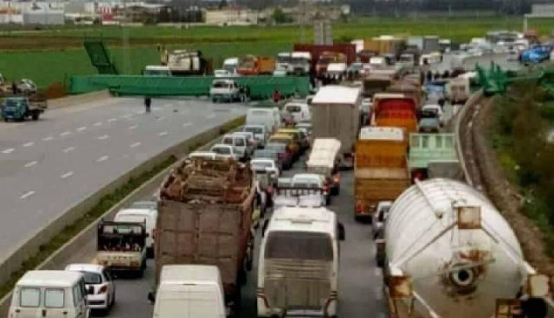 قتيل وجريح لا يزال عالق إثر سقوط “باسرال” على حافلة بخميس الخشنة