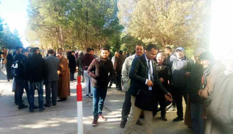 أساتذة الملحق الجامعي في وقفة احتجاجية في قصر الشلالة بتيارت