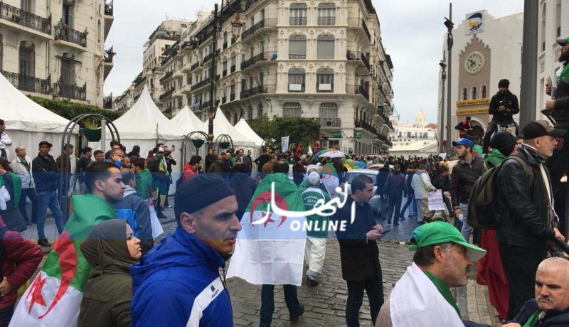 بالصور… بداية التجمع والإستعداد لمسيرة الجمعة الخامسة بشعار “يتنحاو ڨع”