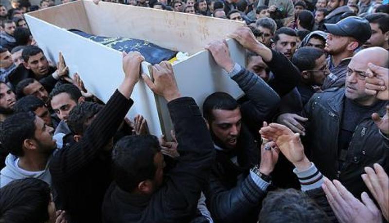 قتلى بقصف لغزة واحتجاجات على الأونروا بالضفة