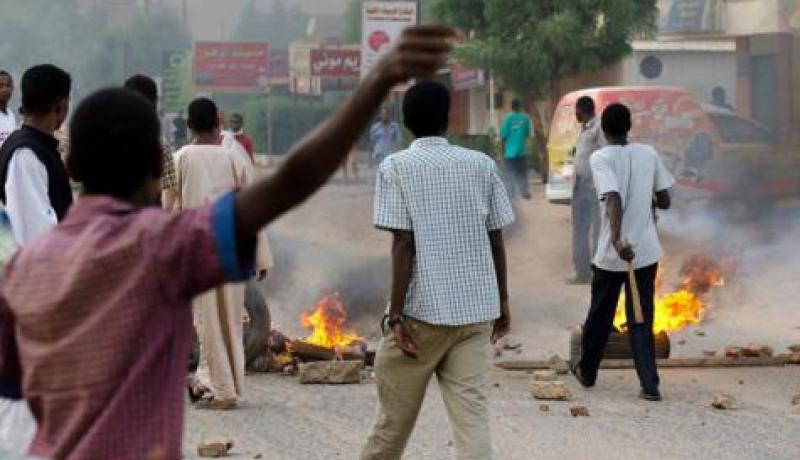 الشرطة السودانية تطلق الغازات المسيلة للدموع على طلاب في الخرطوم